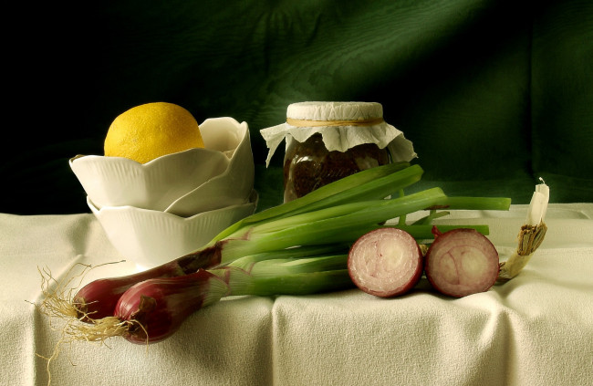 Обои картинки фото еда, натюрморт, лук, банка, лимон