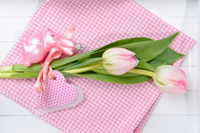 Обои картинки фото цветы, тюльпаны, фигурка, сердечко, салфетка