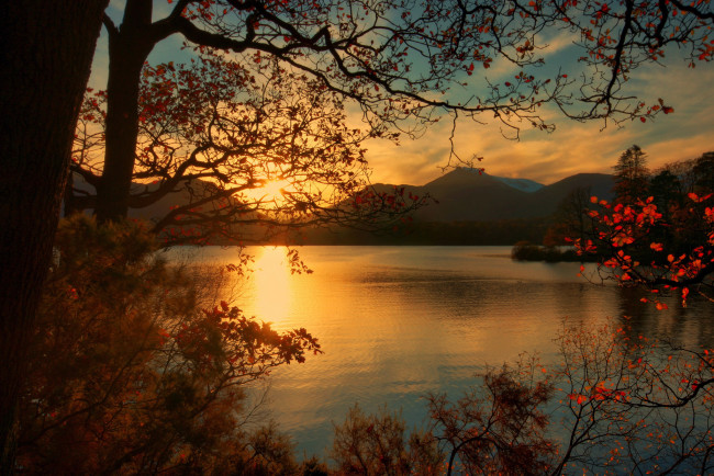 Обои картинки фото пейзаж, природа, восходы, закаты, горы, озеро, деревья, листья, осень, рассвет
