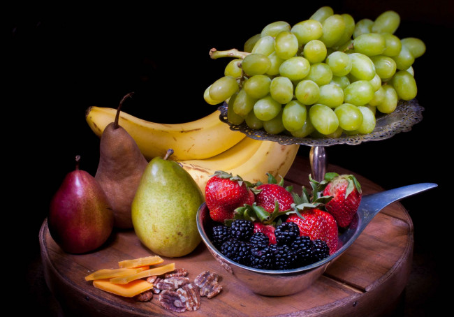 Обои картинки фото еда, натюрморт, виноград, груши, орехи, ягоды, банан