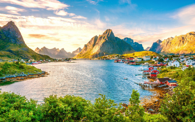 Обои картинки фото города, - пейзажи, норвегия, горы, озеро, lofoten, берег, камни, зелень, домики, лодки, красота