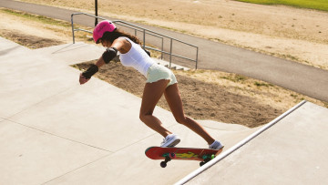 Картинка спорт экстрим девушка скейтборд ступени трюк шлем майка шорты защита