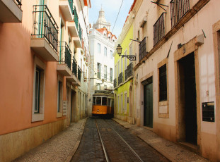обоя города, лиссабон , португалия, улочка, узкая, трамвай