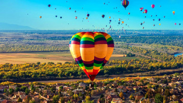 Картинка авиация воздушные+шары полет шары панорама город много