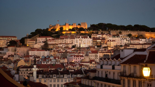 Обои картинки фото города, лиссабон , португалия, вечер, замок, дома