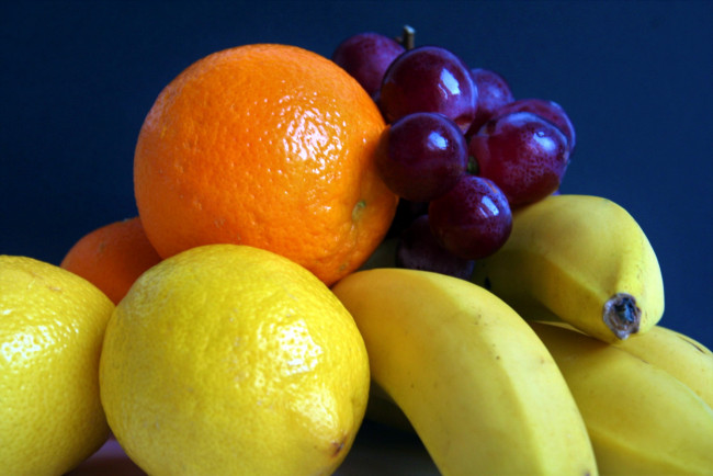 Обои картинки фото еда, фрукты,  ягоды, лимон, апельсин, банан, виноград
