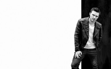 Картинка мужчины nicholas+hoult актер джинсы футболка черно-белое кожанка куртка 2015 николас холт белый фон flaunt nicholas hoult yu tsai фотосессия