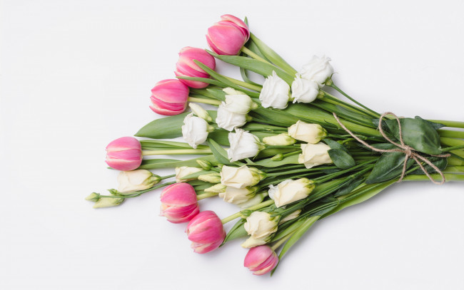Обои картинки фото цветы, букеты,  композиции, букет, tender, розы, белые, тюльпаны, romantic, roses, fresh, розовые, flowers, tulips, white, pink, wood, бутоны
