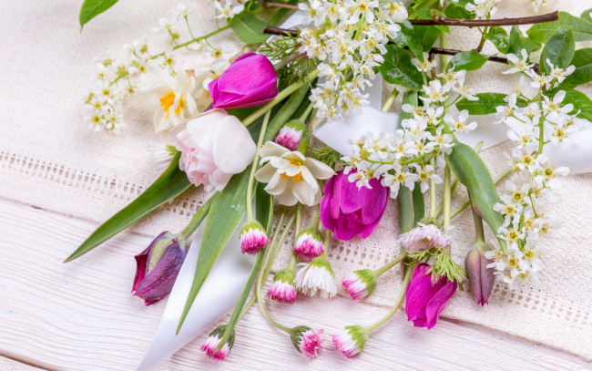 Обои картинки фото цветы, букеты,  композиции, весна, colorful, wood, pink, тюльпаны, tulips, бутоны, букет, spring, flowers