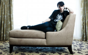 Картинка девушки kristen+stewart диван жакет футболка брюнетка джинсы актриса шторы