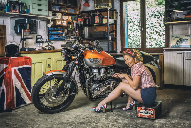 Обои картинки фото мотоциклы, мото с девушкой, девушка, мотоцикл, взгляд, фон