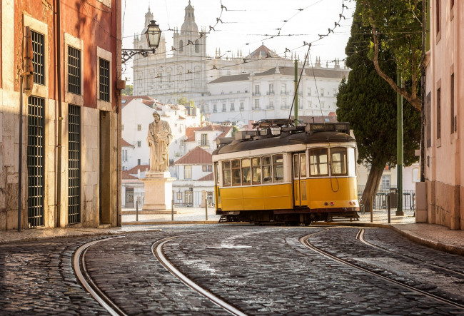 Обои картинки фото трамвай, техника, трамваи, лиссабон, португалия, город