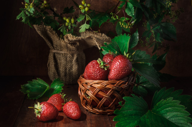Обои картинки фото еда, клубника,  земляника, листья, ягоды, натюрморт, мешковина