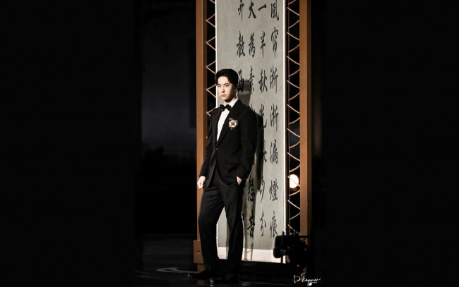 Обои картинки фото мужчины, gong jun | simon gong, актер, костюм, панно, жест