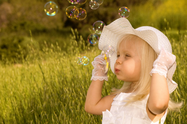 Обои картинки фото разное, дети, девочка, шляпа, перчатки, мыльные, пузыри