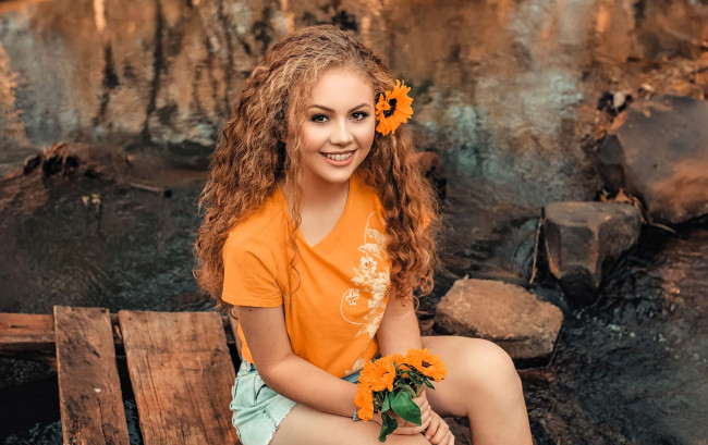Обои картинки фото девушки, - рыжеволосые и разноцветные, рыжая, футболка, шорты, ручей, цветы