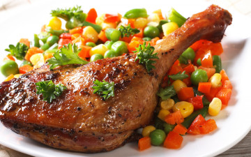обоя еда, мясные блюда, carrots, vegetables, овощная, смесь, курица, запеченная, chicken, baked, peas, peppers, tomatoes, горох, морковь, помидор