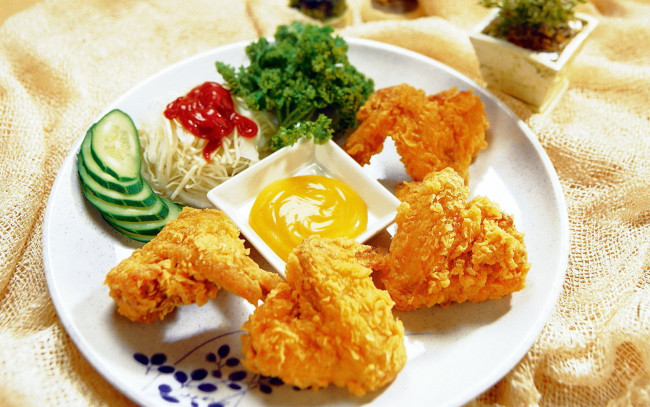 Обои картинки фото еда, мясные блюда, огурцы, куриные, крылышки, соус, петрушка, кетчуп