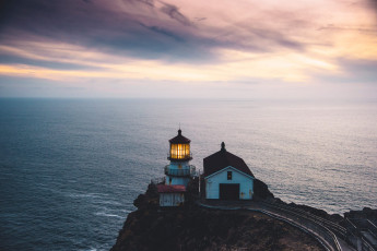 Картинка природа маяки маяк на скале фоне горизонта океана
