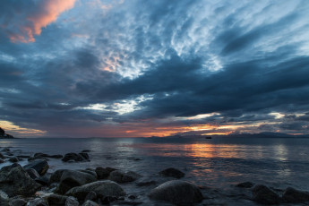 Картинка природа побережье валуны в воде на берегу фоне пасмурного неба