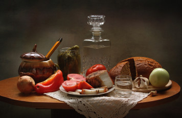 Картинка еда натюрморт лук хлеб водка помидор огурцы чеснок закуска сало