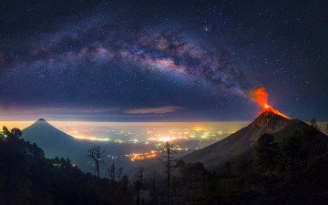 Картинка природа стихия извержение вулкана в гватемале на фоне млечного пути