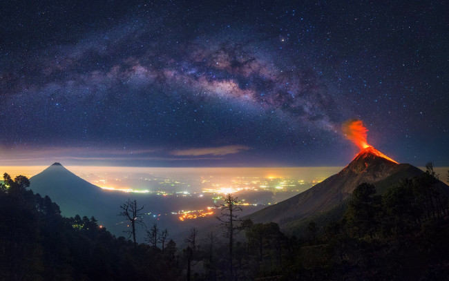 Обои картинки фото природа, стихия, извержение, вулкана, в, гватемале, на, фоне, млечного, пути