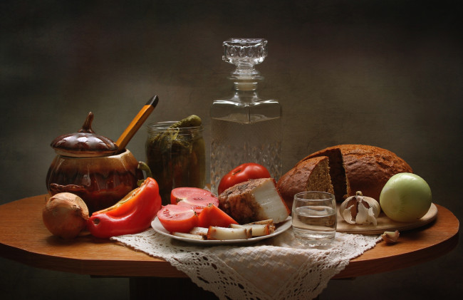 Обои картинки фото еда, натюрморт, лук, хлеб, водка, помидор, огурцы, чеснок, закуска, сало