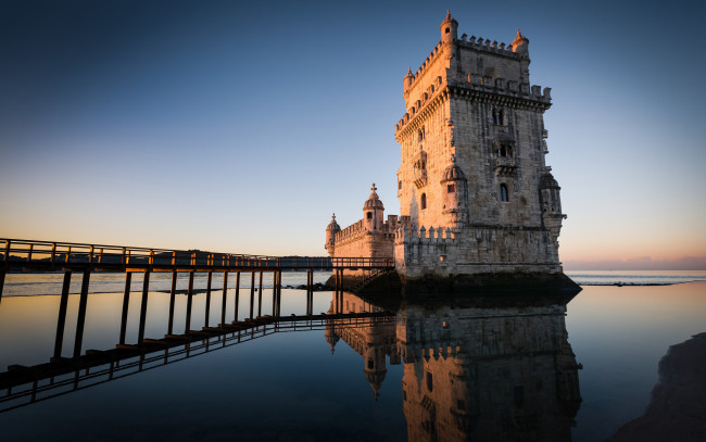 Обои картинки фото tower of st vincent, лиссабон,  португалия, города, лиссабон , португалия, башня, сент-винсента, закат, море, мостик, архитектура