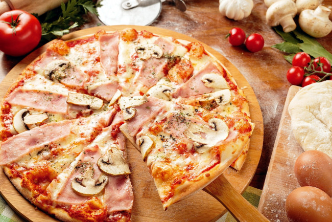 Обои картинки фото еда, пицца, грибы, помидоры, сыр, колбаса, томаты