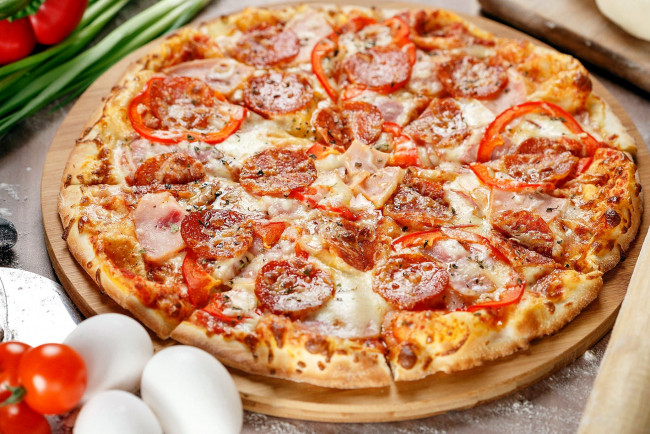 Обои картинки фото еда, пицца, помидоры, колбаса, сыр, томаты