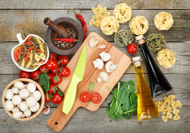 Обои картинки фото еда, натюрморт, помидоры, нож, масло, доска, овощи, грибы, макароны, томаты