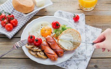 Картинка еда разное сосиски помидоры глазунья масло завтрак