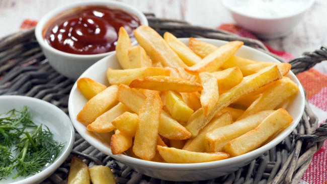 Обои картинки фото еда, чипсы,  картофель фри, укроп, картофель, фри, кетчуп, соус
