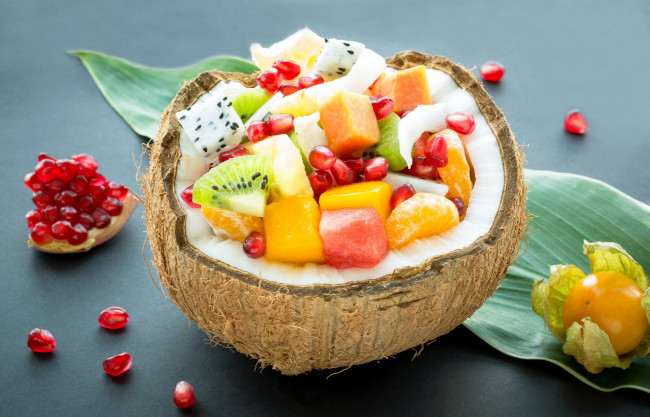 Обои картинки фото еда, фрукты,  ягоды, кокос, физалис, гранат, фруктовый, салат, десерт