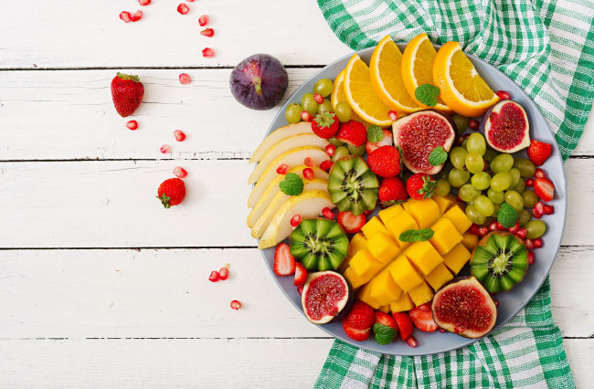 Обои картинки фото еда, фрукты,  ягоды, инжир, клубника, киви