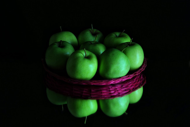 Обои картинки фото еда, яблоки, корзинка, зеленые, отражение