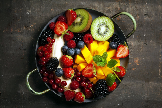 Обои картинки фото еда, фрукты,  ягоды, киви, смородина, ежевика, клубника