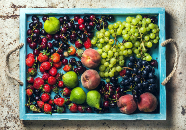 Обои картинки фото еда, фрукты,  ягоды, инжир, клубника, виноград