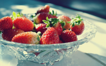 Картинка еда клубника +земляника ягоды хрустальная ваза