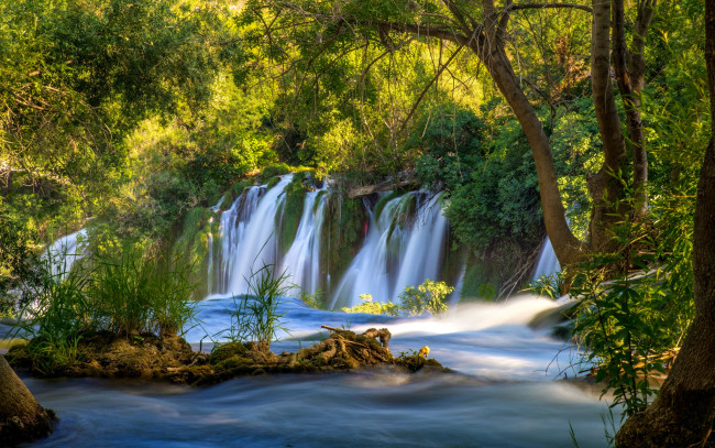 Обои картинки фото природа, водопады, деревья, зелень, трава, водопад