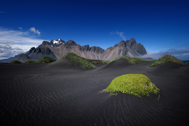Обои картинки фото природа, горы, небо, трава, чёрный, песок, vestrahorn, stockksness, исландия