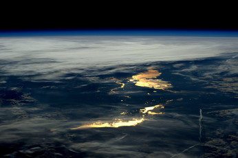 Картинка космос земля поверхность облака огни планета