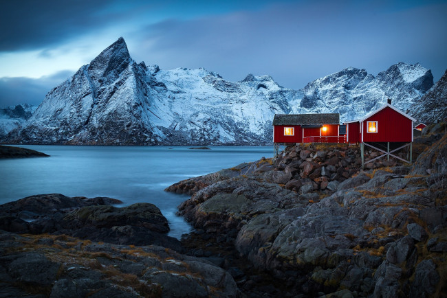 Обои картинки фото природа, пейзажи, зима, горы, скалы, норвегия, домики, поселок, фьорд