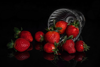 обоя еда, клубника,  земляника, ваза, ягоды, отражение