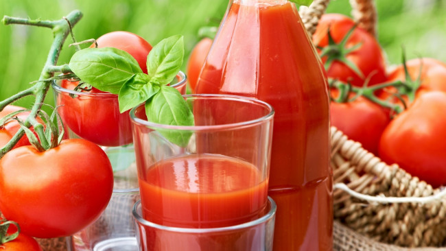 Обои картинки фото еда, напитки,  сок, помидоры, базилик, сок, томатный