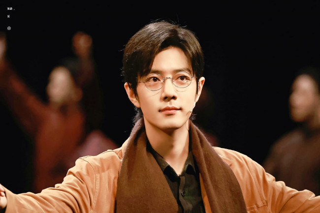 Обои картинки фото мужчины, xiao zhan, актер, куртка, очки, поклон