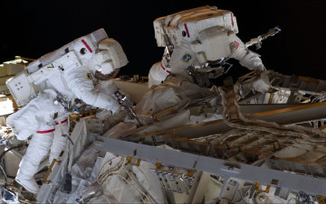 Картинка космос астронавты космонавты техника ремонт