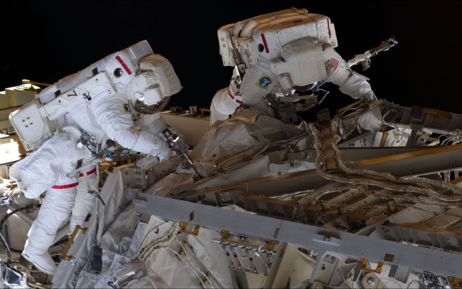 Обои картинки фото космос, астронавты, космонавты, техника, ремонт