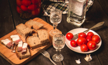 Картинка еда салаты +закуски помидоры хлеб сало натюрморт соления водка рюмки томаты